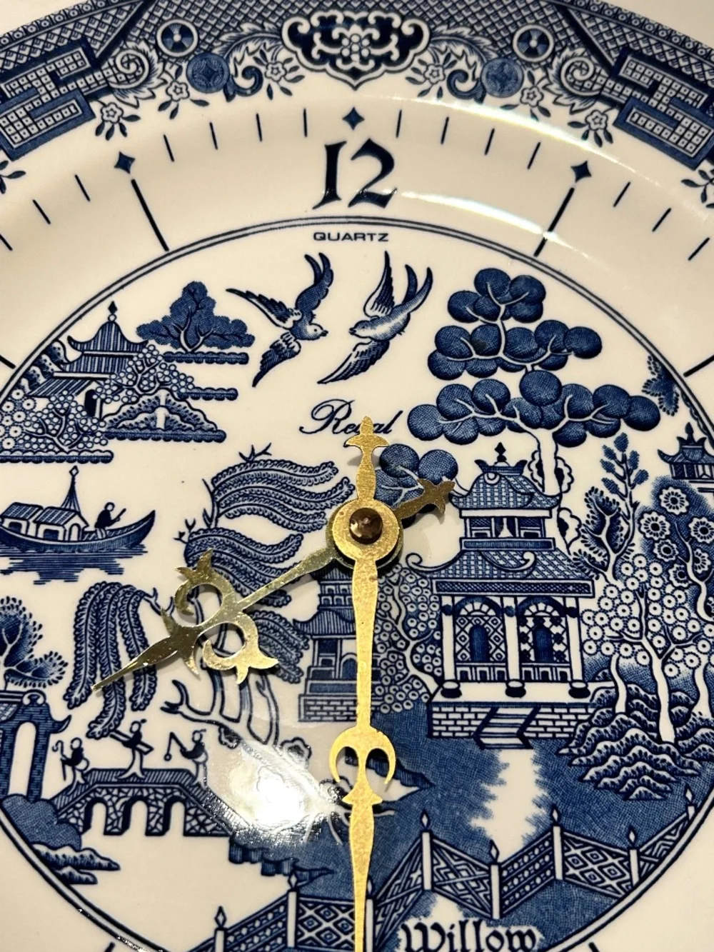 Churchill England Blue Willow Quartz Clock WORKS GOOD!10 1/4” D